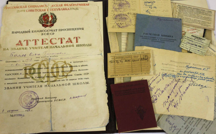 Личные документы 1930-1950 гг. в папке, 24 шт (см. фото)