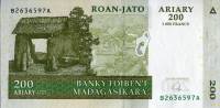 Банкнота Мадагаскар 2004 год 200 ариари Хижины туземцев   UNC