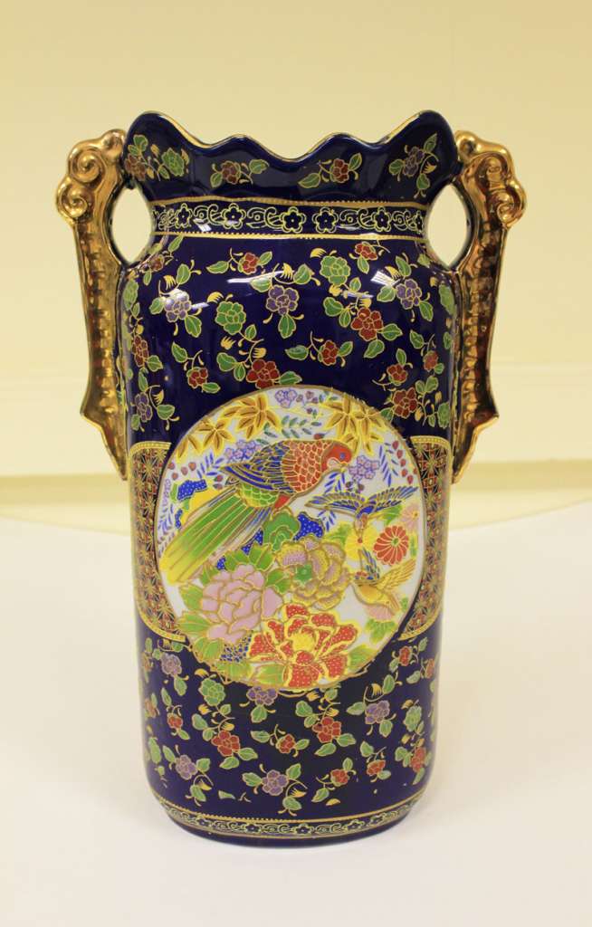 Керамическая ваза &quot;Тропический сад&quot;, глазурь, рельефная обводка рисунка (состояние на фото)