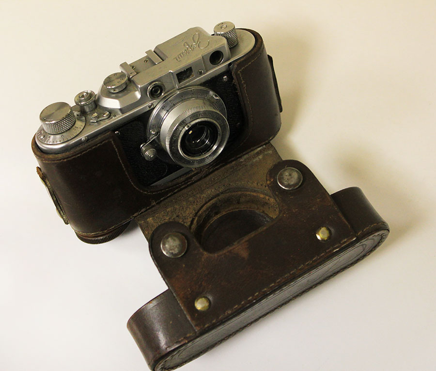 Фотоаппарат Зоркий с объективом ИНДУСТАР-22, в футляре (состояние на фото)