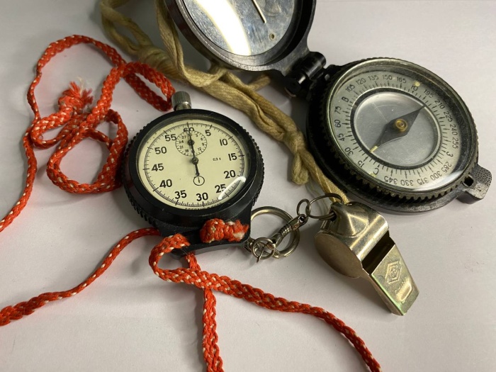 Компас, секундомер и свисток