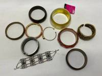 Набор 10 браслетов из металла, пластика и дерева