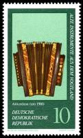 (1977-027) Марка Германия (ГДР) "Аккордеон"    Музыкальные инструменты II Θ