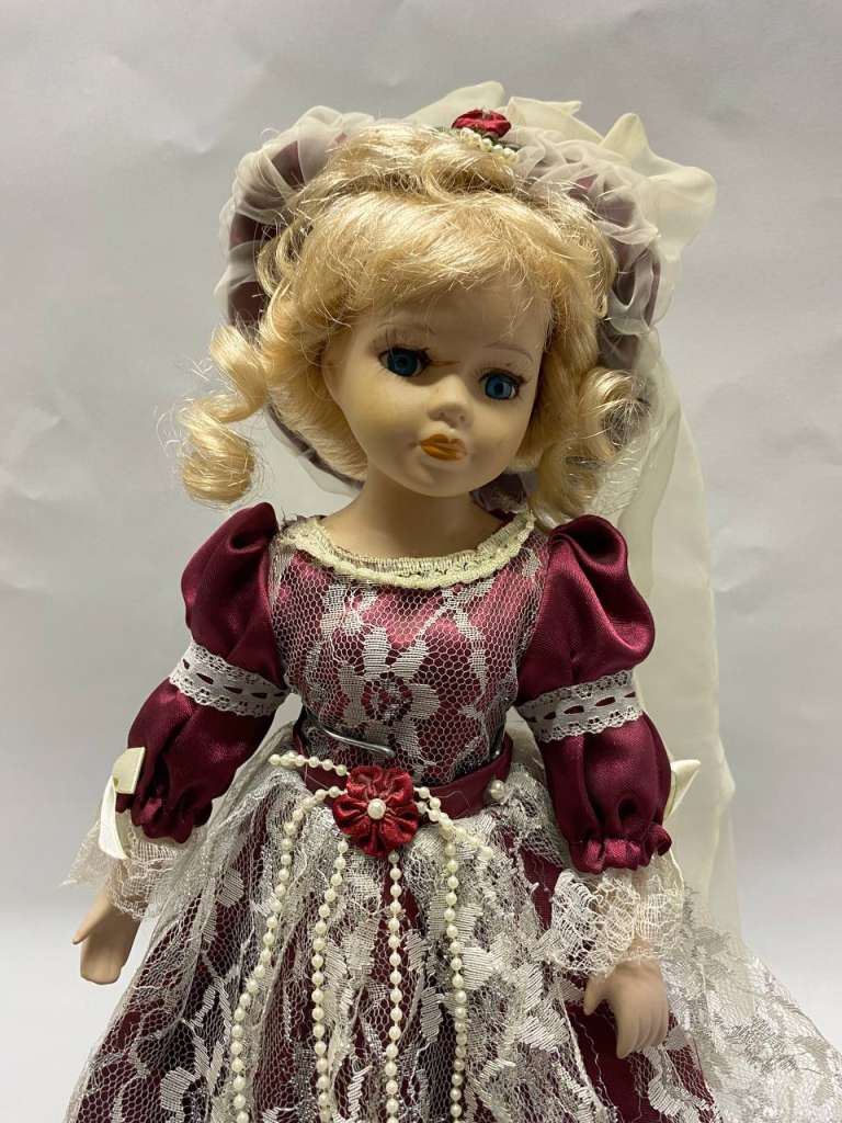 Кукла фарфровая 40 см