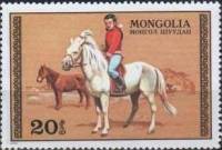 (1977-020) Марка Монголия "Девочка на лошади"    Коневодство III O