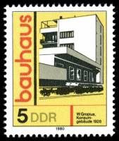 (1980-033) Марка Германия (ГДР) "Потребительский дом, Дессау"    Архитектура "Баухауз" III Θ
