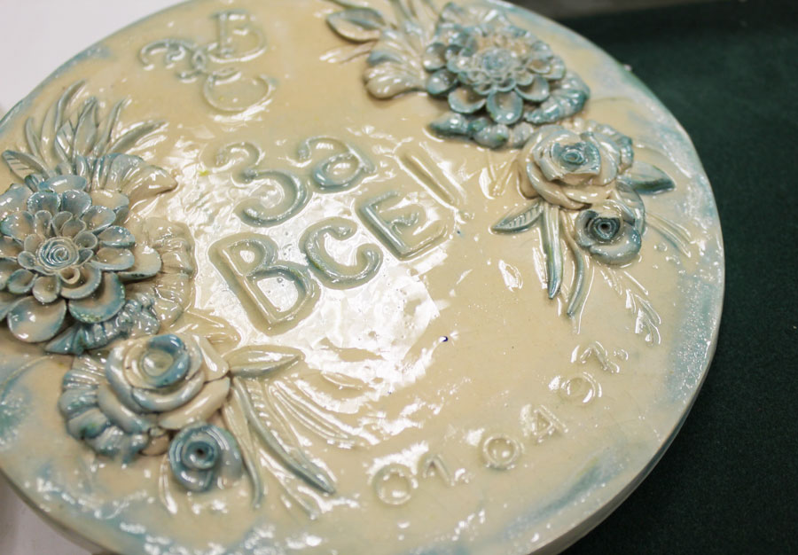 Памятное панно ЗА ВСЕ, керамика, объямная лепка, 1997 г. (состояние на фото)