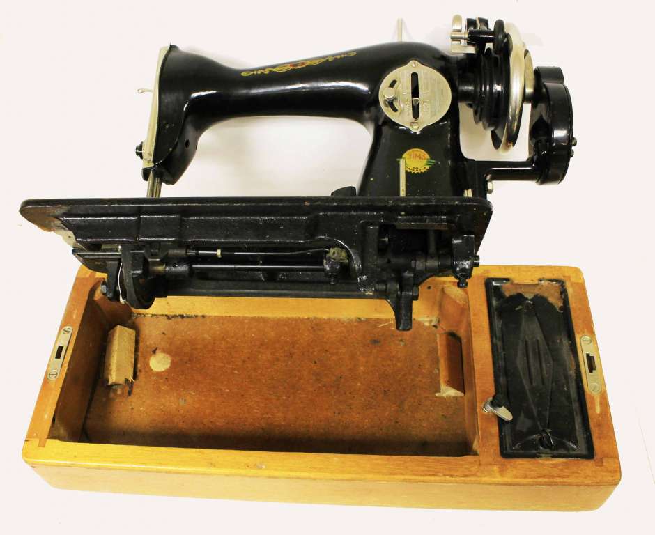 Швейная машинка с ручным приводом, ПМЗ им. Калинина, рабочая (состояние на фото)