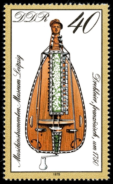(1979-065) Марка Германия (ГДР) "Шарманка (1750)"    Музыкальные инструменты II &Theta;
