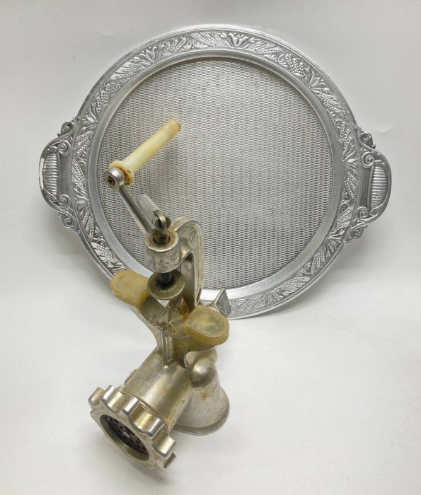 Мясорубка ручная + поднос, аллюминий, СССР