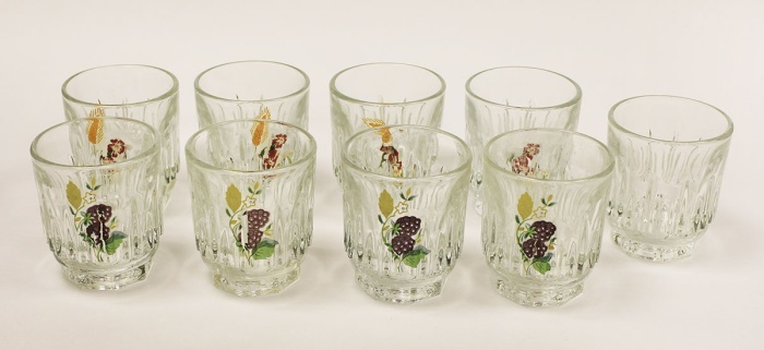 Набор стопок, рельефное стекло с рисунком, 9 штук (состояние на фото)