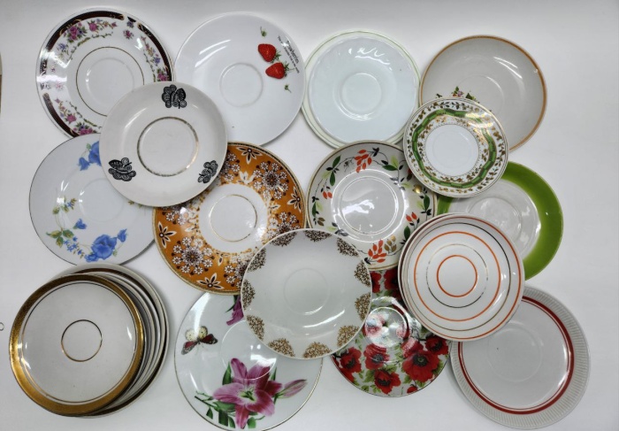 Блюдца чайные 24 штук разные
