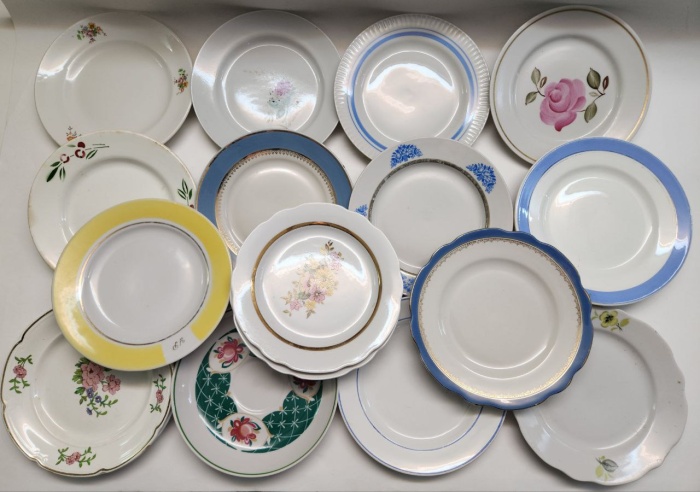 Тарелки десертные разные 19 штук