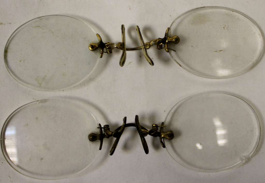 Набор из двух старинных пенсне в футляре