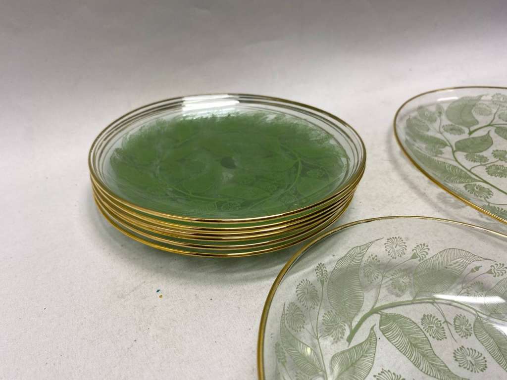 Блюдце стекло 7 шт и тарелка