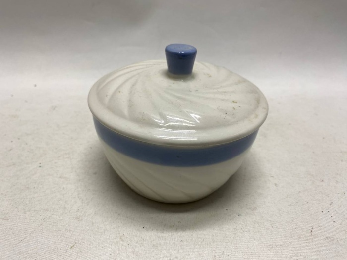 Сахарница масленка СССР керамика с голубой каемкой