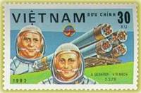 (1983-033) Марка Вьетнам "А. Губарев и В. Ремек"    Интеркосмос III Θ
