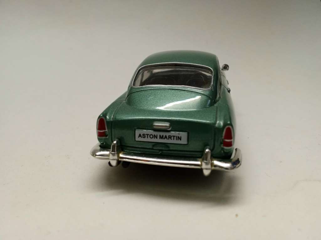Суперкары модель Aston Martin DB4 Астон Мартин без коробки