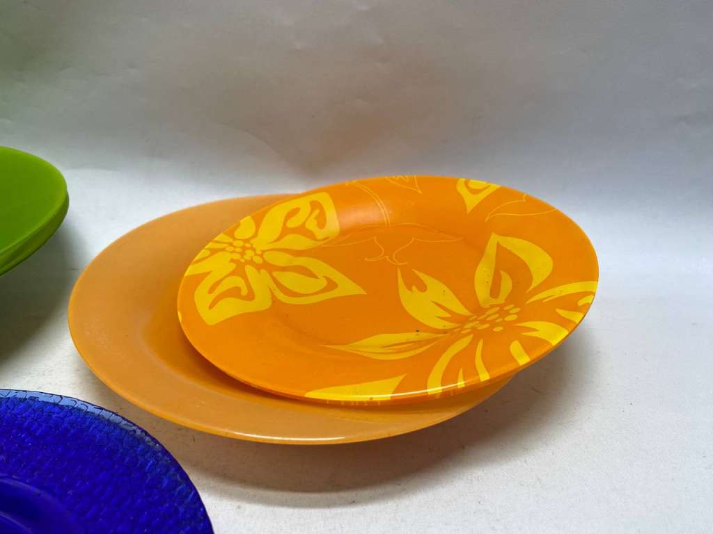 Тарелки десертные, суповые разноцветные, стекло