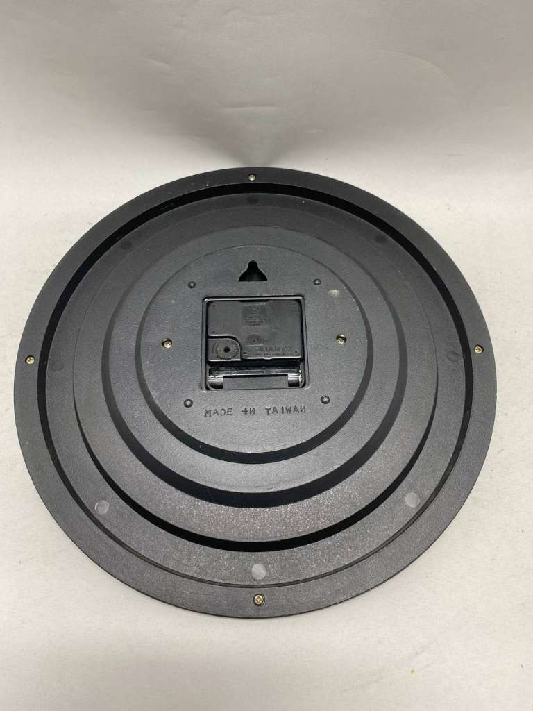 Часы настенные кварцевые черные корпус, круглые