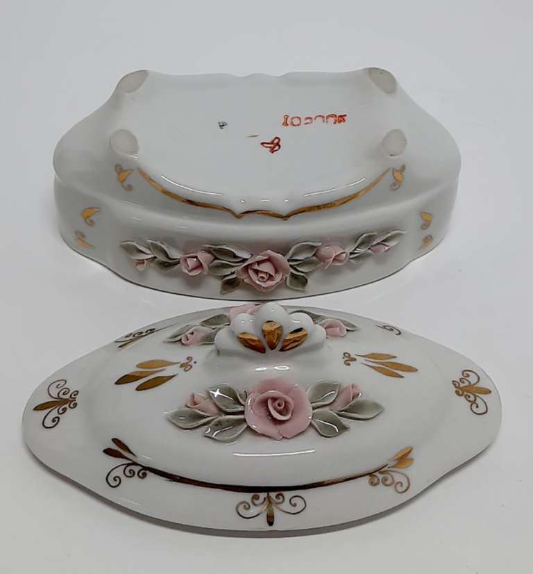 Шкатулка &quot;Розы&quot;, фарфор, золочение, Ксловодская фабрика сувениров, СССР (сост. на фото)