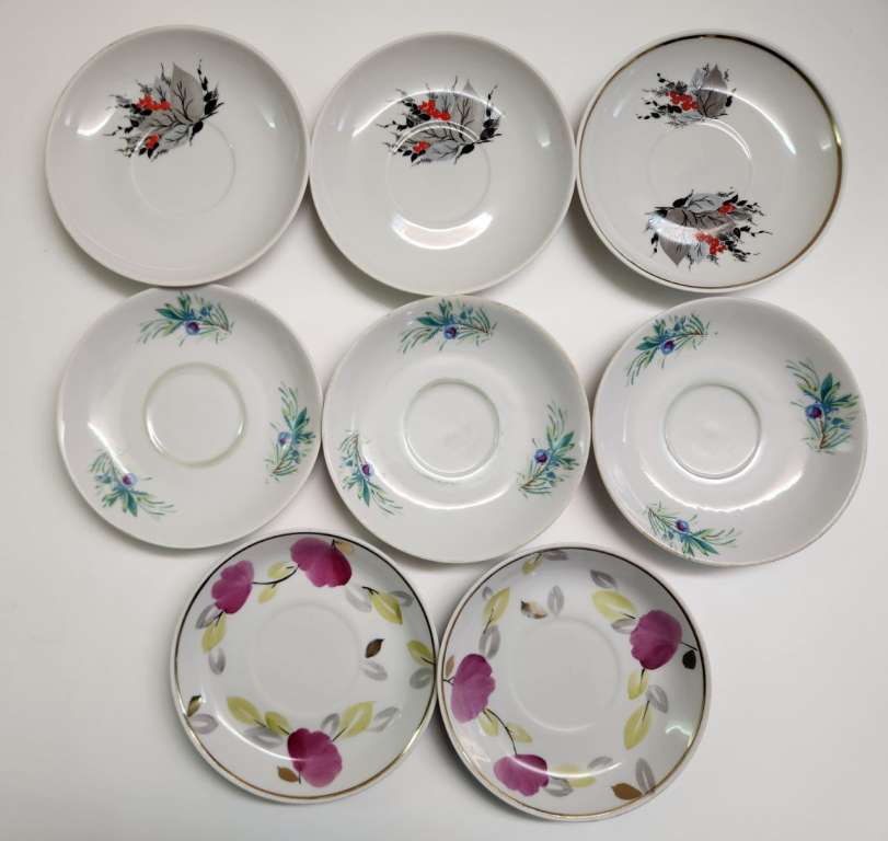 Блюдца 17 штук чайные разные