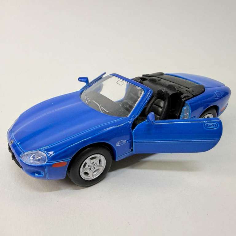 Welly Jaguar XK8 1:43 в коробке