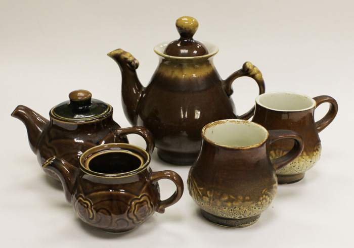 Чайный набор: чайники и кружки, майолика, 5 предметов (состояние на фото)