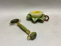 Подсвечник со свечкой белая роза и массажер для лица