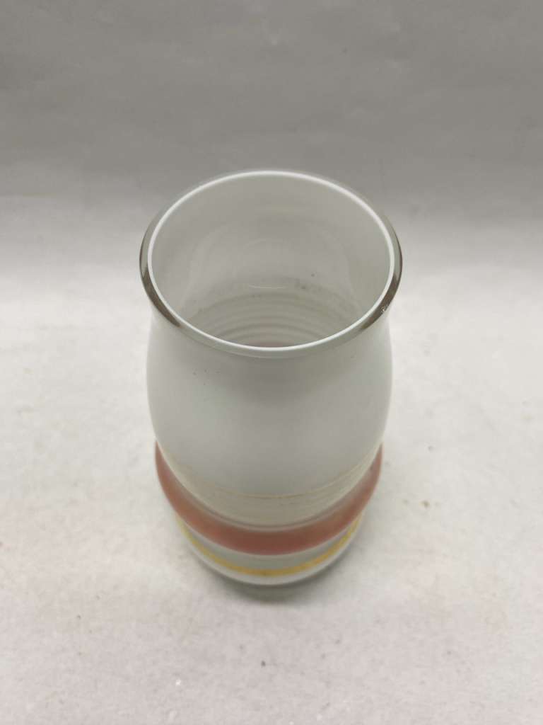 Ваза из молочного двухслойного стекла 17 см