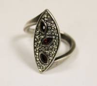Кольцо серебряное "Листок" с камнями, 17 размер (состояние на фото)