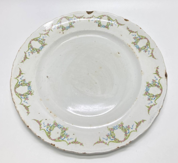 Блюдо фарфоровое с цветочными венками,19 век