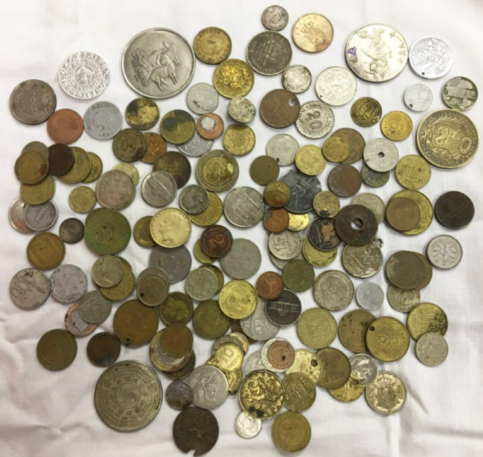 Набор монет разных стран, около 135 шт. (сост. на фото)