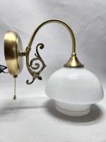 Бра настенное с белым матовым плафоном, металл - цвет под бронзу, работает