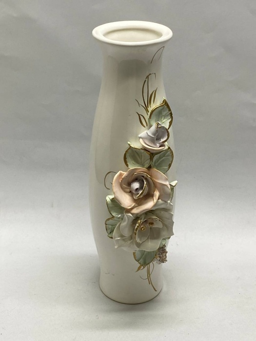 Ваза керамическая с объемными цветами