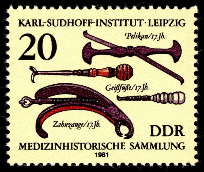 (1981-078) Марка Германия (ГДР) &quot;Зубные Щипцы (17 век)&quot;    Старые медицинские инструменты II Θ