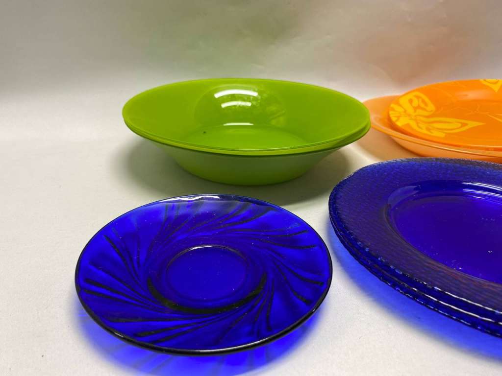 Тарелки десертные, суповые разноцветные, стекло