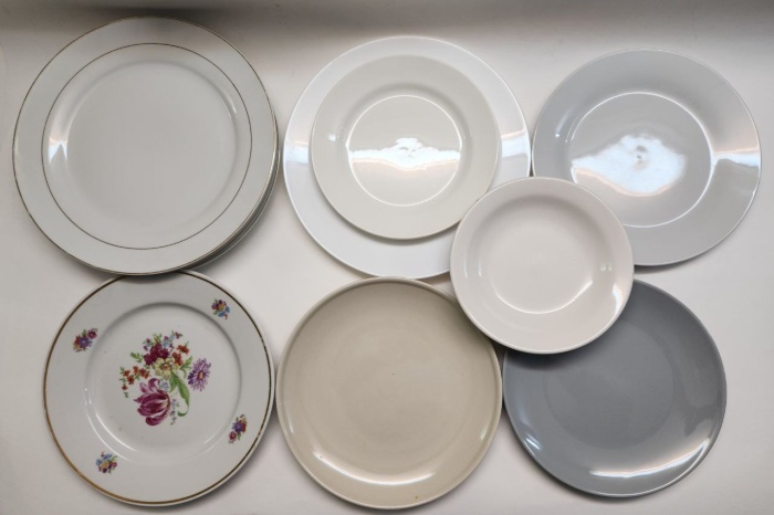 Тарелки столовые обеденные разные 9 штук