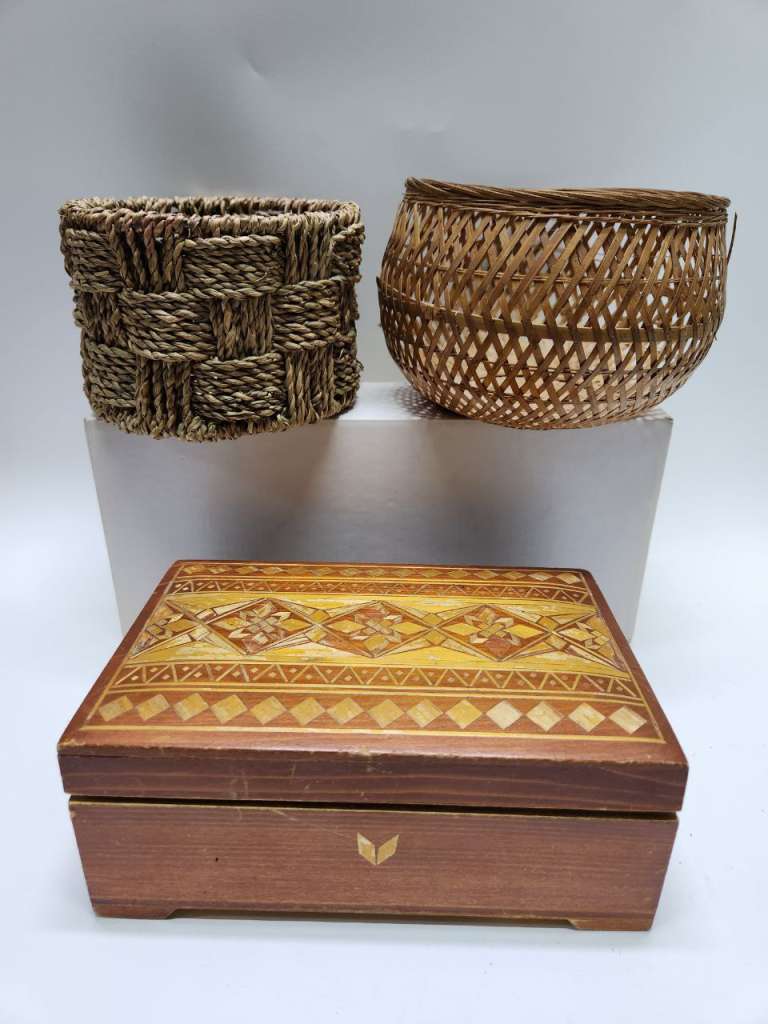 Шкатулка деревянная и 3 плетеные корзины