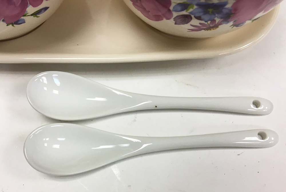 Сахарница и солонка на подставке, керамика (сост. на фото)