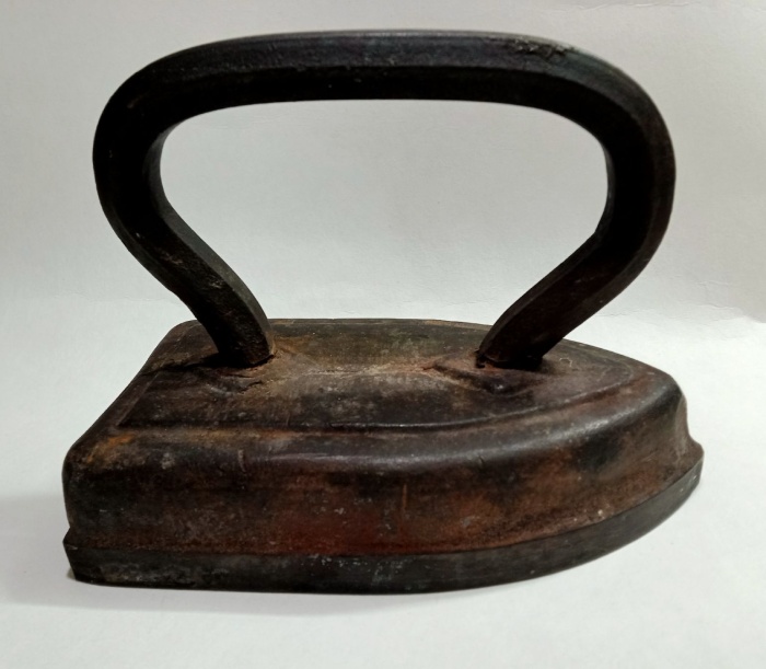 Утюг чугунный  литой  СССР (сост. на фото)