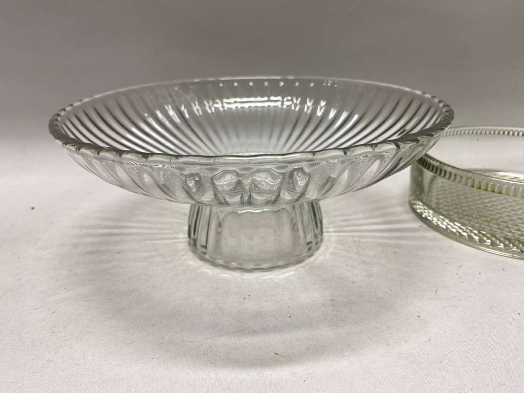 Фруктовница на ножке и салатник 