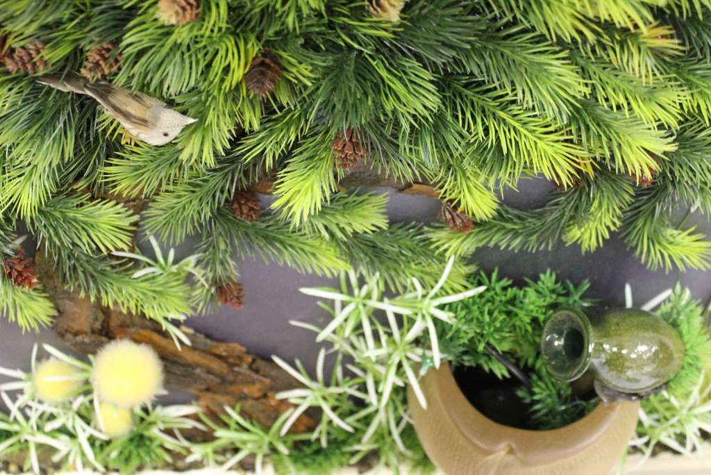 Настенное панно "Родник" с электрическим фонтаном, пластик, камни, дерево (см. фото)