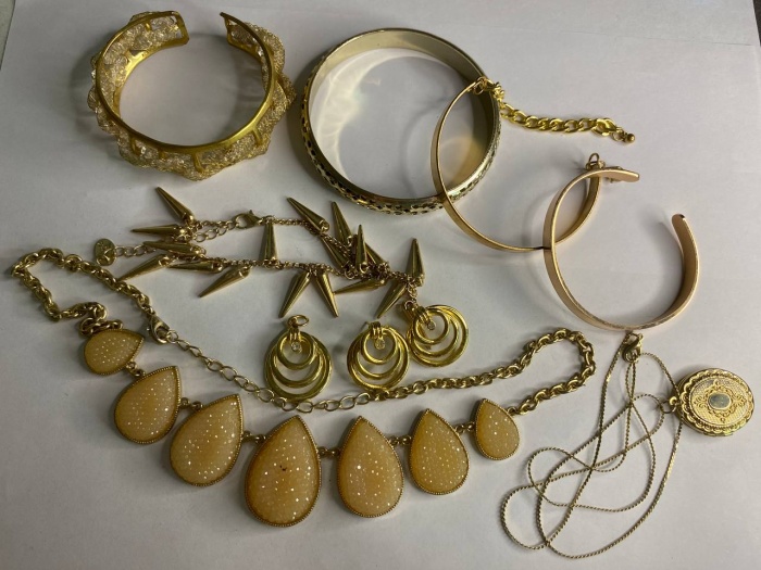 Набор украшений 5 браслетов, 2 подвески, пара сережек и колье, под желтое золото