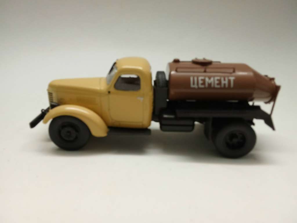 Модель авто 1:43 КАЗ 601 Цемент без коробки