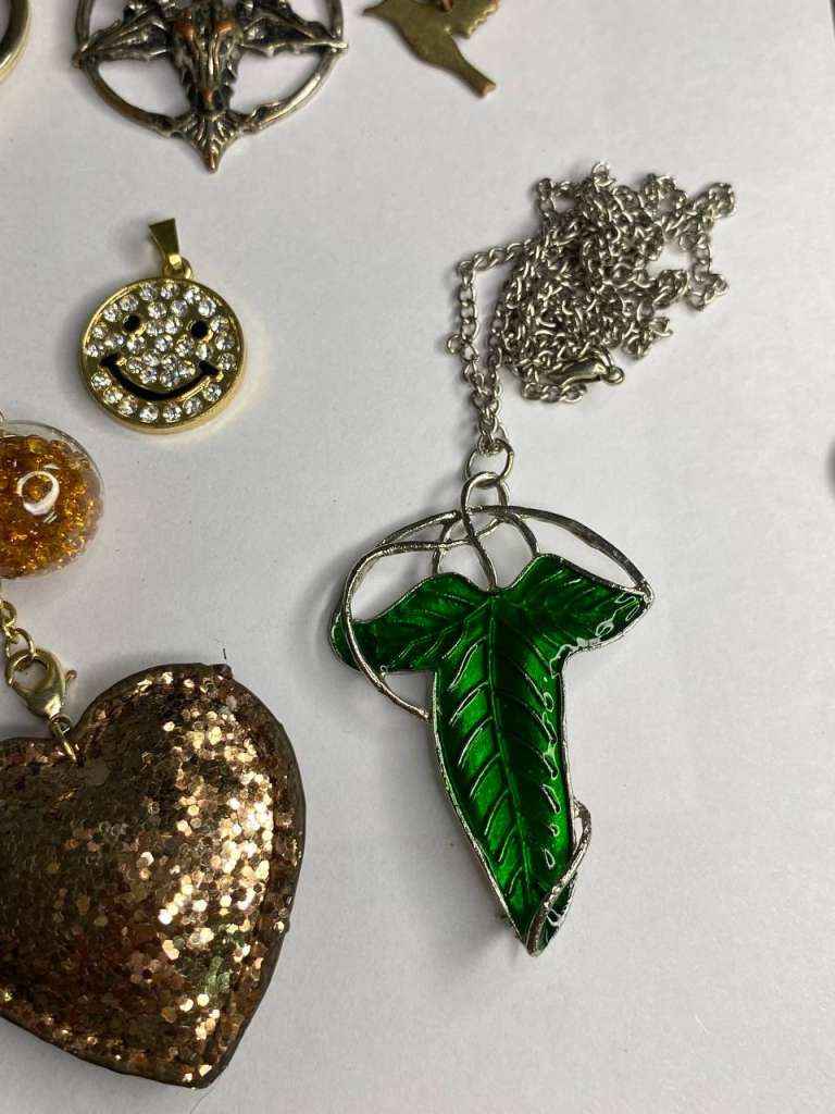 Набор 7 подвесок и 3 брелка