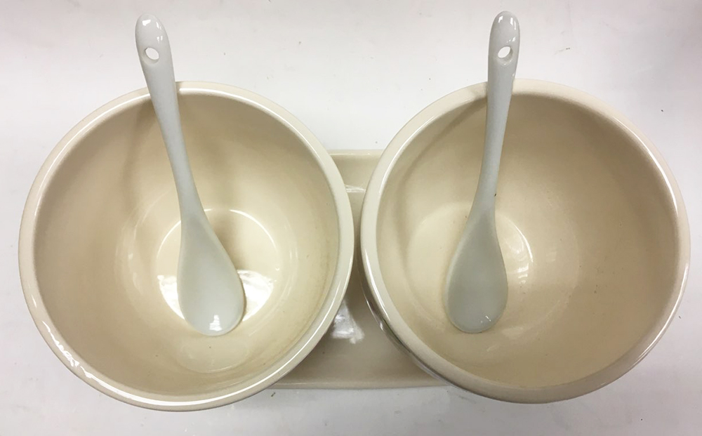 Сахарница и солонка на подставке, керамика (сост. на фото)