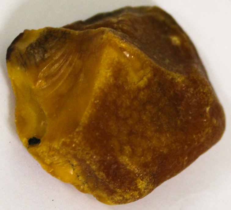 Янтарь, камень, необработанный, вес 9,9 г (см. фото)