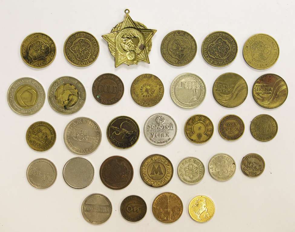 Набор разных жетонов и значок, 32 штуки (состояние на фото)