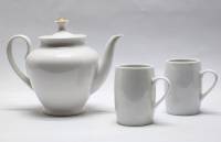Набор чайник заварочный белый и 2 чашки продолговатой формы (сост.на фото)